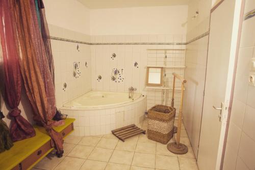ein Bad mit einer Badewanne in einem Zimmer in der Unterkunft Besson, maison de caractere in Le Gosier