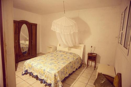 um quarto com uma cama e um espelho em Besson, maison de caractere em Le Gosier