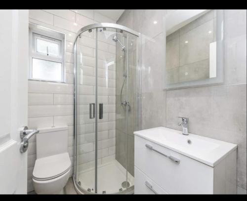 A bathroom at Charming 2-Bed Apartment