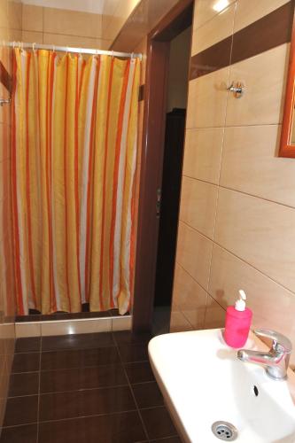 Ένα μπάνιο στο GUESTHOUSE BLOUTSOS ROOMS