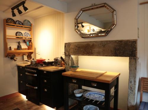 cocina con fregadero y espejo en la pared en Beautiful quiet room in the heart of Holmfirth, en Holmfirth