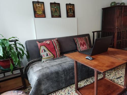 Ruang duduk di Beautiful quiet room in the heart of Holmfirth