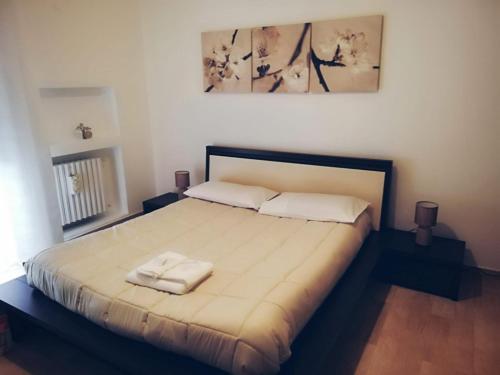 ein Schlafzimmer mit einem großen Bett mit zwei Handtüchern darauf in der Unterkunft Nicolhouse in Bari