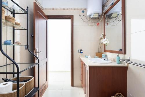 A bathroom at Home2Book Stunning Apartment Bajamar
