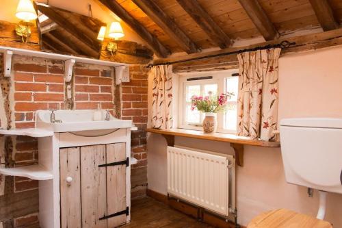 Bathroom sa The Bakery a honeymooners favourite cosy stylish with lovely walks and pubs