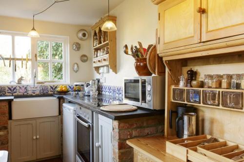 Kuchyňa alebo kuchynka v ubytovaní Water Cottage, a perfect ancient House in Suffolks prettiest tiny village