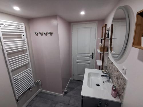 a bathroom with a sink and a mirror at Agréable logis au calme avec jardin entre PARIS et EURODISNEY in Rosny-sous-Bois