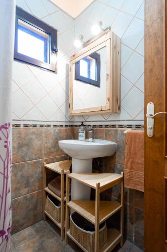 a bathroom with a sink and a mirror at Casa Fátima Valle Gran Rey in Valle Gran Rey
