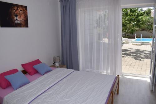 sypialnia z łóżkiem i dużym oknem w obiekcie Holiday apartment in Tribunj with terrace, air conditioning, W-LAN 5034-1 w mieście Tribunj