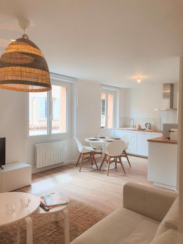 un salon avec une table et des chaises et une cuisine dans l'établissement Hyper centre St Tropez Appartement, à Saint-Tropez