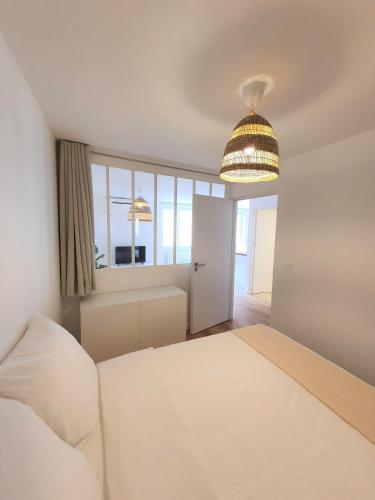 une chambre avec un grand lit et une grande fenêtre dans l'établissement Hyper centre St Tropez Appartement, à Saint-Tropez