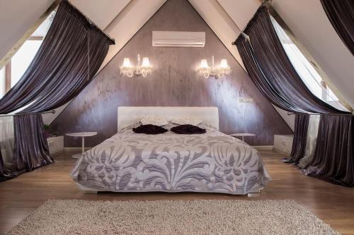 - une chambre mansardée avec un grand lit dans l'établissement St.Roland Konventhof, à Riga