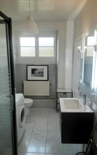 une salle de bain avec toilettes, lavabo et baignoire dans l'établissement Gîte Sous le Tilleul - Tourouvre - Perche 2 à 6 personnes, à La Ventrouze