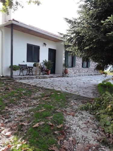 una casa blanca con un patio delante en Villa Lochia - Ελαφοπήδημα, en Livádion