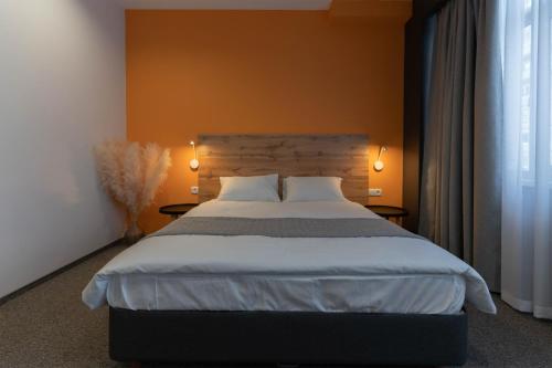 Кровать или кровати в номере roomi hotel