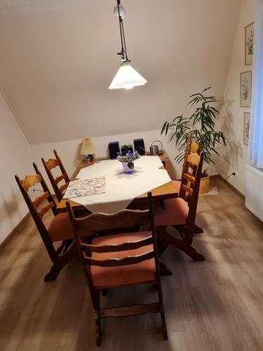 een eetkamer met een tafel en stoelen bij fewo-brigitte in Buxtehude