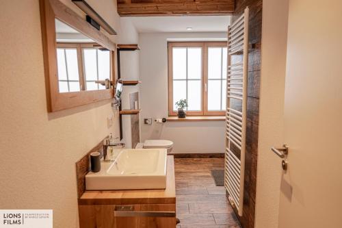 y baño con lavabo y aseo. en Ferienwohnungen Bundschuh, en Sankt Jakob in Defereggen