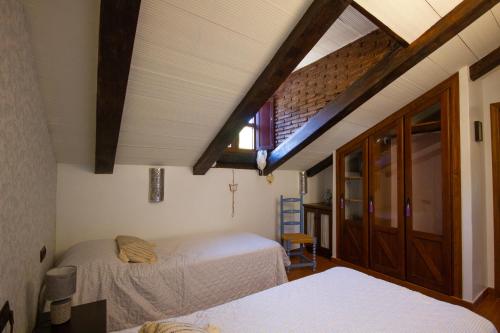 Un dormitorio con dos camas en una habitación con ventana. en Finca La Cantarera, en Tarifa
