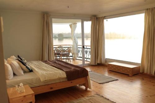 Postel nebo postele na pokoji v ubytování Embrace Nile Dahabiya