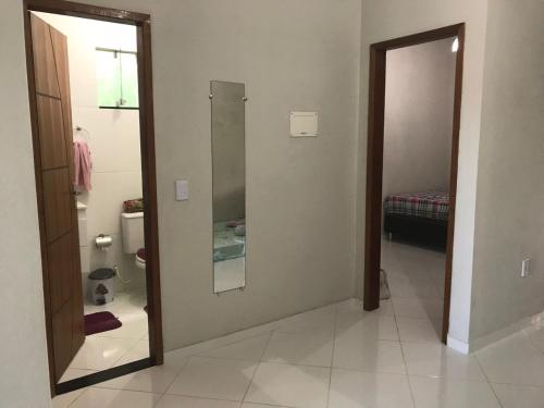 a bathroom with a toilet and a mirror on the wall at Casa agradável em Guriri - Rua 17 Norte in São Mateus
