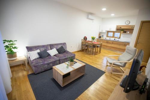 Ein Sitzbereich in der Unterkunft AS apartman 1