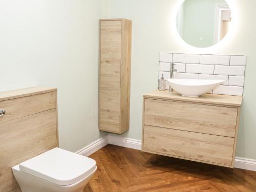 a bathroom with a white toilet and a sink at Y Bwthyn in Amlwch
