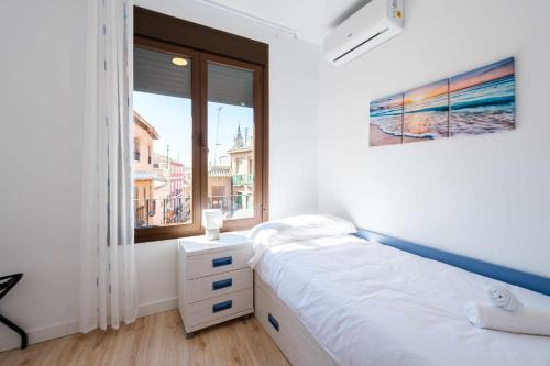 Un dormitorio pequeño con una cama y una ventana. en El Mirador de la Catedral by Toledo AP, en Toledo