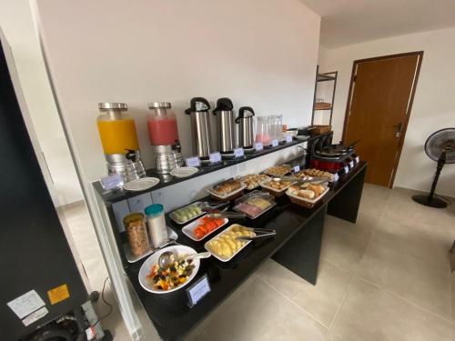 ein Buffet mit vielen verschiedenen Speisen in der Unterkunft Mirante dos Corais in Porto De Galinhas