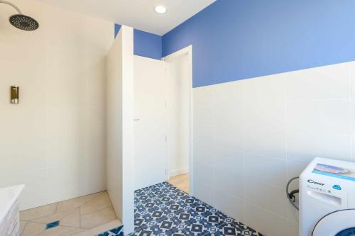 baño con aseo y pared azul en El Mirador de la Catedral by Toledo AP, en Toledo