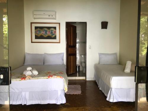 
a hotel room with a bed and a table at Pousada Lagamar in Praia Vermelha
