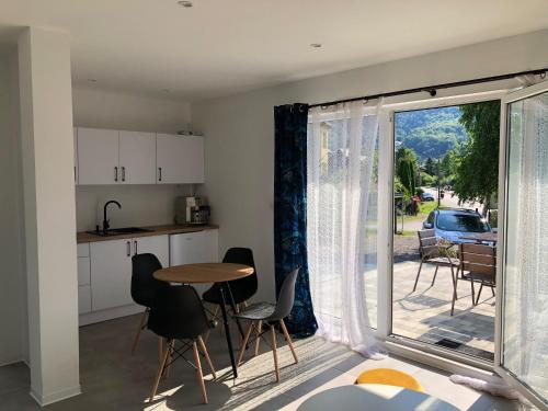 eine Küche mit einem Tisch und Stühlen neben einem Fenster in der Unterkunft Karaibek in Międzybrodzie Żywieckie