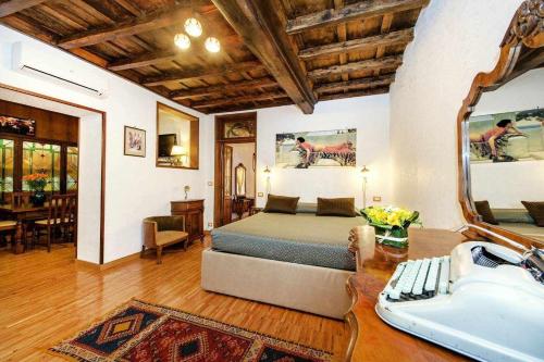 a bedroom with a bed and a desk and a mirror at A Campo De Fiori Per famiglie e coppie di amici in Rome