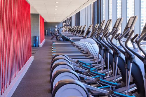 Fitness centrum a/nebo fitness zařízení v ubytování Omni Boston Hotel at the Seaport