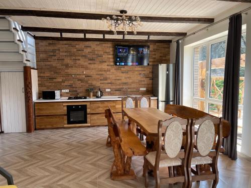 ein Esszimmer mit Tisch und eine Küche in der Unterkunft Goral cottage new in Myhowe