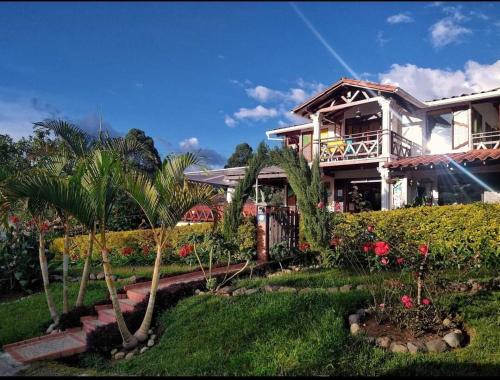 una casa con un jardín delante de ella en Casa Rural La Boira, en Jardín