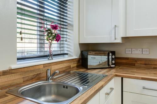 Virtuvė arba virtuvėlė apgyvendinimo įstaigoje Comfortable 3 bed home LINCOLN