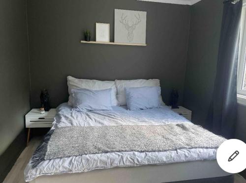 Ένα ή περισσότερα κρεβάτια σε δωμάτιο στο 4 Bed Villa - Sleeps 11 - Pets - Parking - Wifi