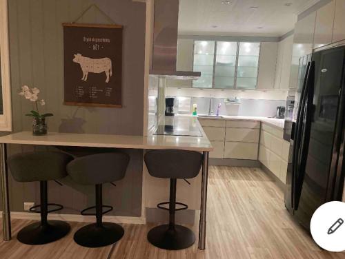 Η κουζίνα ή μικρή κουζίνα στο 4 Bed Villa - Sleeps 11 - Pets - Parking - Wifi