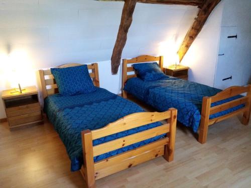 2 lits dans une chambre avec 2 lampes sur des tables dans l'établissement Maison charmante à Nadillac avec piscine privée, à Saint-Cernin