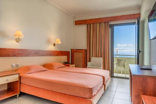 Postel nebo postele na pokoji v ubytování Marmari Bay Hotel