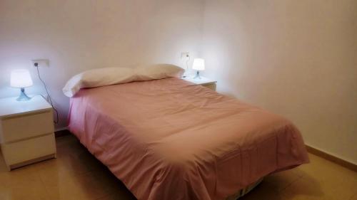 - une chambre avec un lit, 2 tables de nuit et 2 lampes dans l'établissement Apartamento Rural Forest Home, à El Bosque