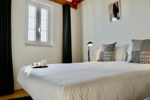 A bed or beds in a room at Constância Guest House