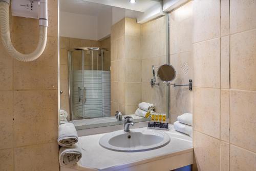 Koupelna v ubytování Marmari Bay Hotel