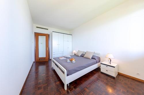 Posteľ alebo postele v izbe v ubytovaní Ferrari 13 Apartment by Wonderful Italy