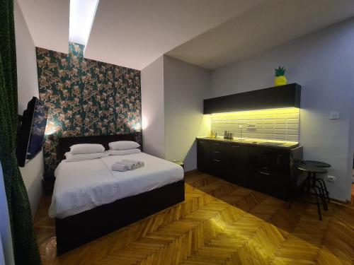 - une chambre avec un lit et une commode dans l'établissement Urban Studio in city center, à Belgrade