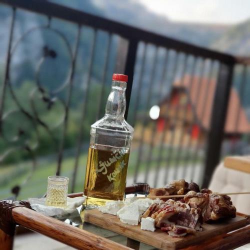 バイナ・バシュタにあるLjubičin Konakの一本の油と食べ物