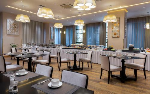 מסעדה או מקום אחר לאכול בו ב-Palmira Business Club
