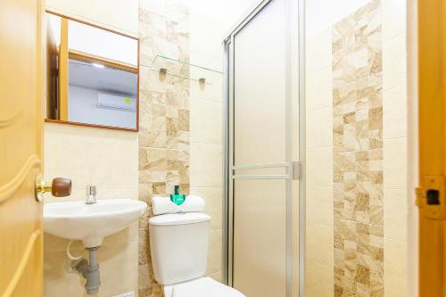 La salle de bains est pourvue de toilettes, d'un lavabo et d'une douche. dans l'établissement Hotel Tu Casa Bambú, à Valledupar