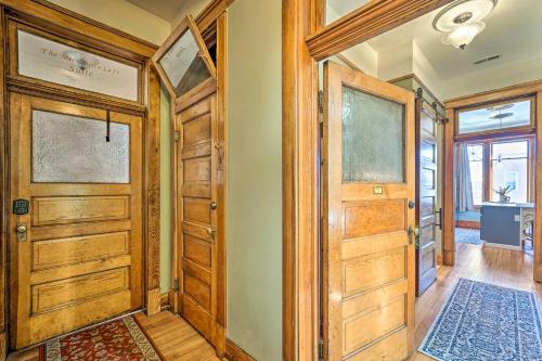 - un couloir avec des portes en bois dans une maison dans l'établissement Downtown Condo Walk to Shops and Restaurants!, à Laramie