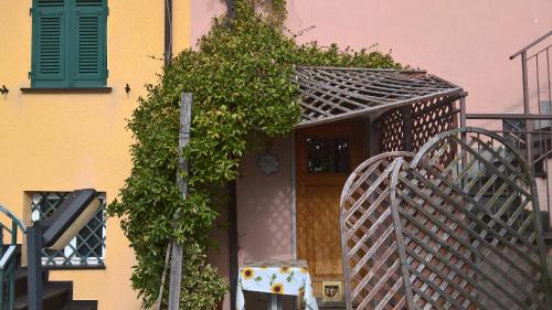 a entrance to a building with a door and ivy at SESTRI Villa Vignolo with POOL in Sestri Levante